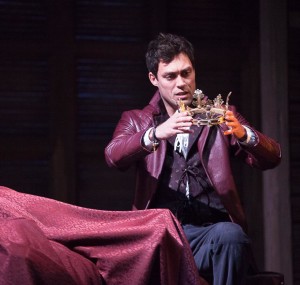 henry_iv_part_2_production_photos_2014_alex-hassell-with-crown-social.tmb-img-820