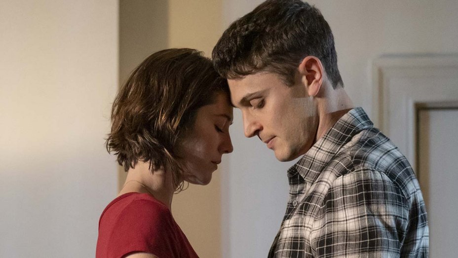 Mary Elizabeth Winstead and Colin Woodell in Second Stage Theater's production of "Dying City" at the Tony Kiser Theater. Photo by Joan Marcus.
